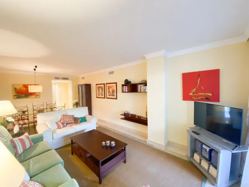 Entdecken Sie diese fantastische Wohnung an der Strandpromenade von San Pedro de Alcántara/Nueva Alcántara, einer der begehrtesten Gegenden von Marbella, nur wenige Schritte vom Meer und der Uferpromenade entfernt