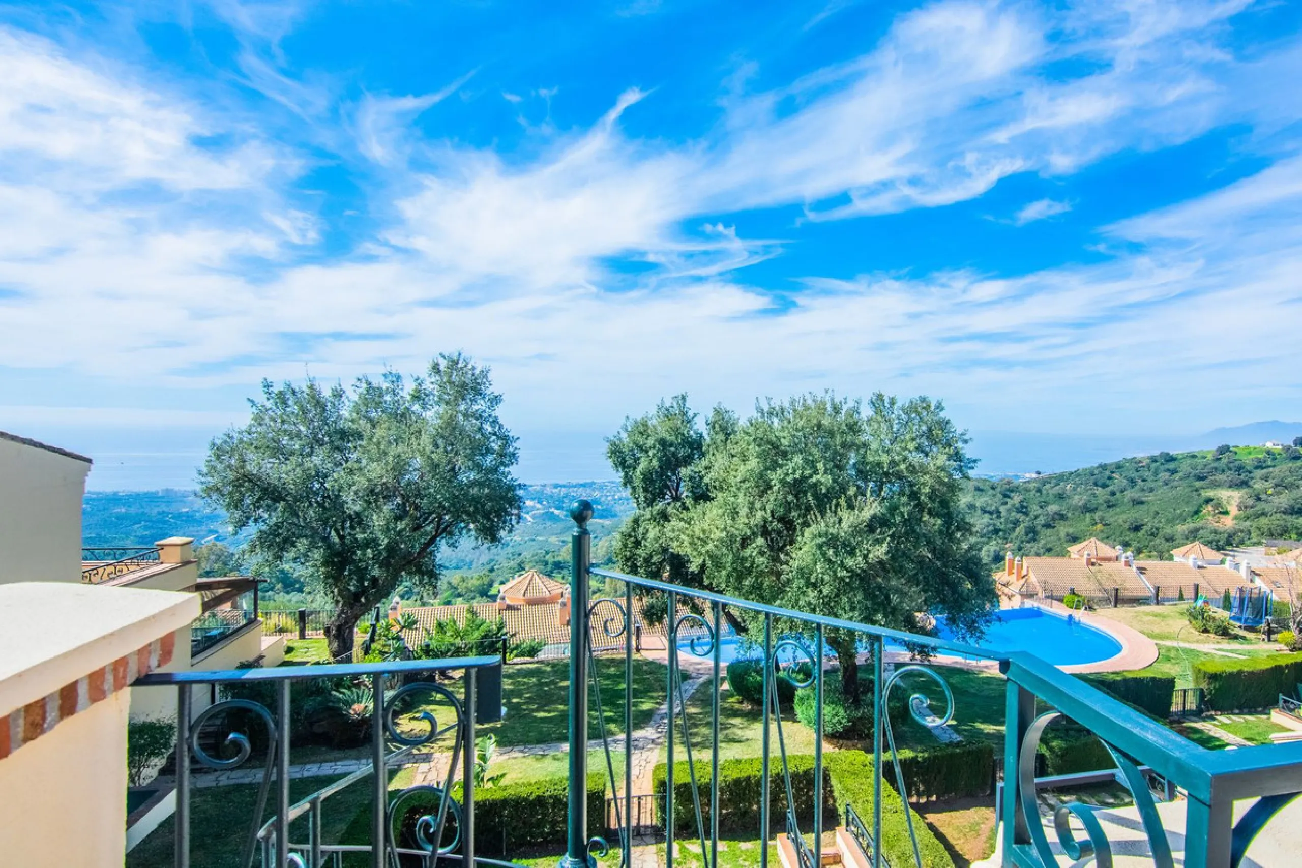 This small complex of only 8 south facing villas offers truly fantastic views to the Mediterranean and the mountains.
