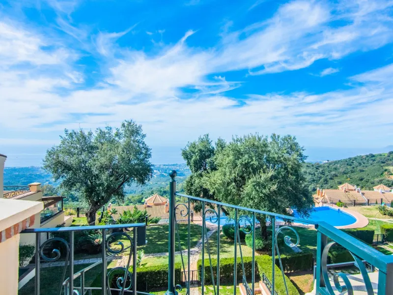 This small complex of only 8 south facing villas offers truly fantastic views to the Mediterranean and the mountains.