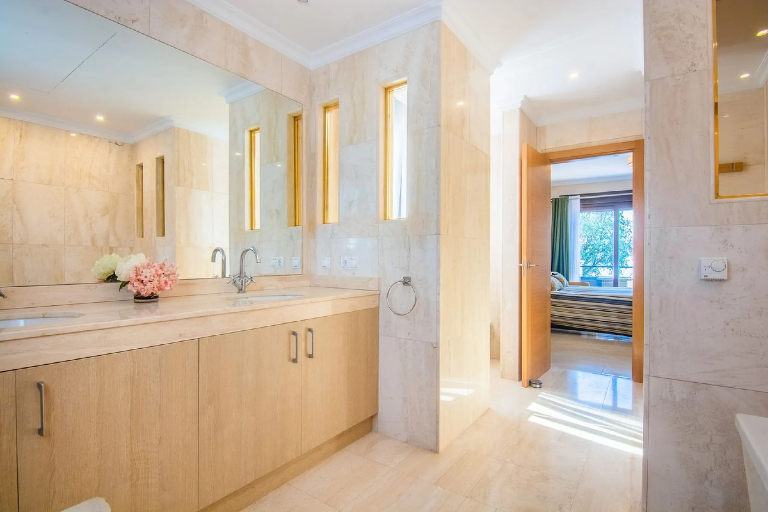 This small complex of only 8 south facing villas offers truly fantastic views to the Mediterranean and the mountains.