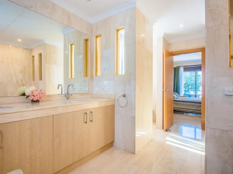 This small complex of only 8 south facing villas offers truly fantastic views to the Mediterranean and the mountains.