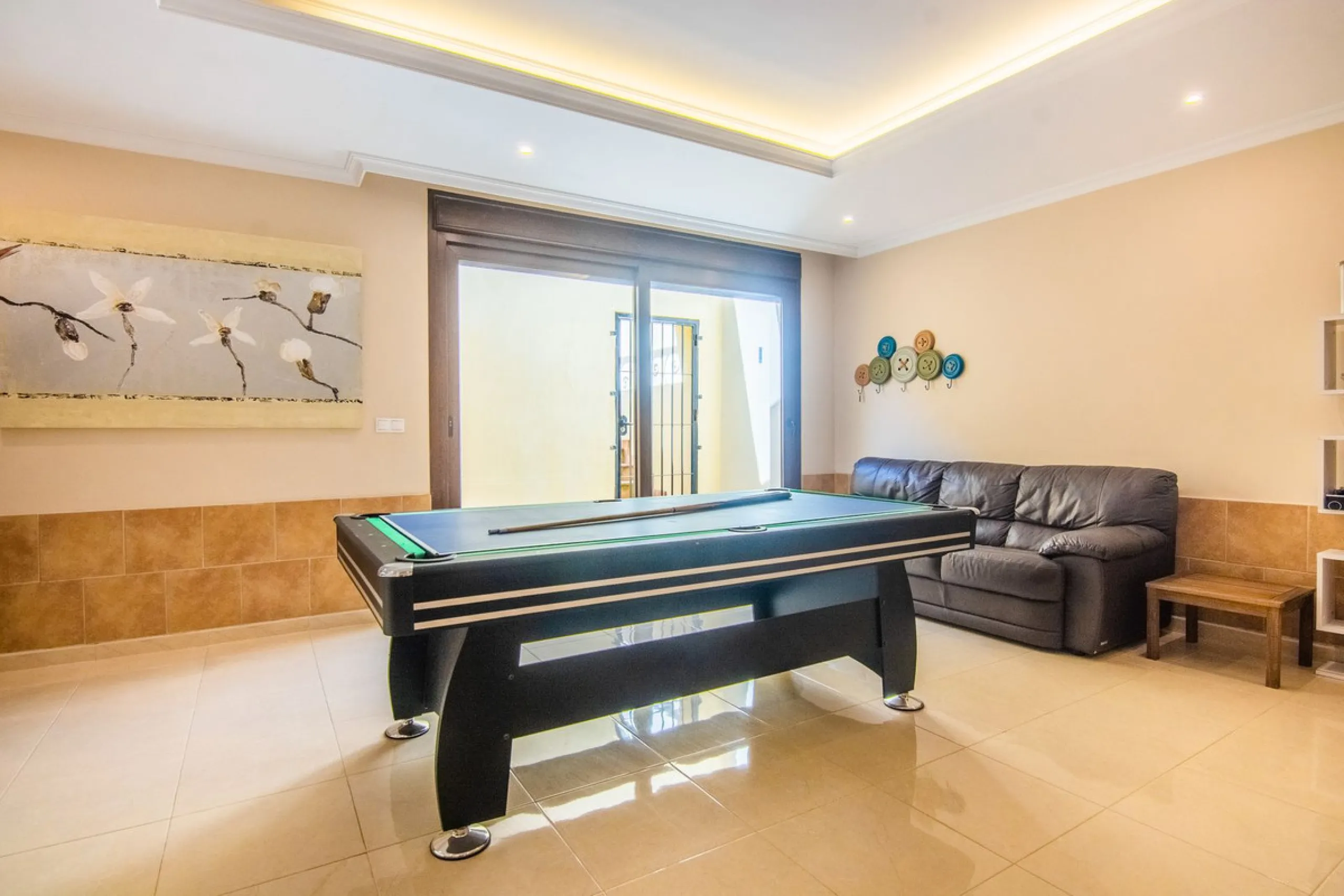 This small complex of only 8 south facing villas offers truly fantastic views to the Mediterranean and the mountains.