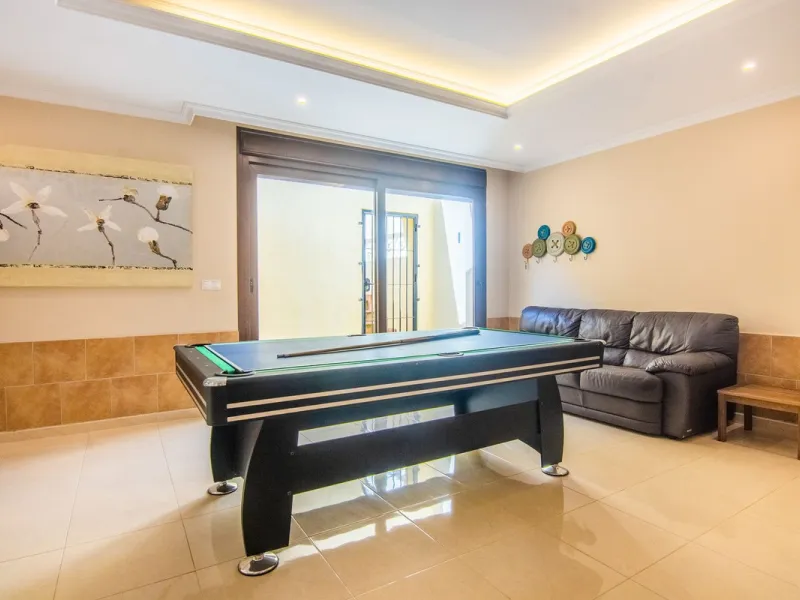 This small complex of only 8 south facing villas offers truly fantastic views to the Mediterranean and the mountains.