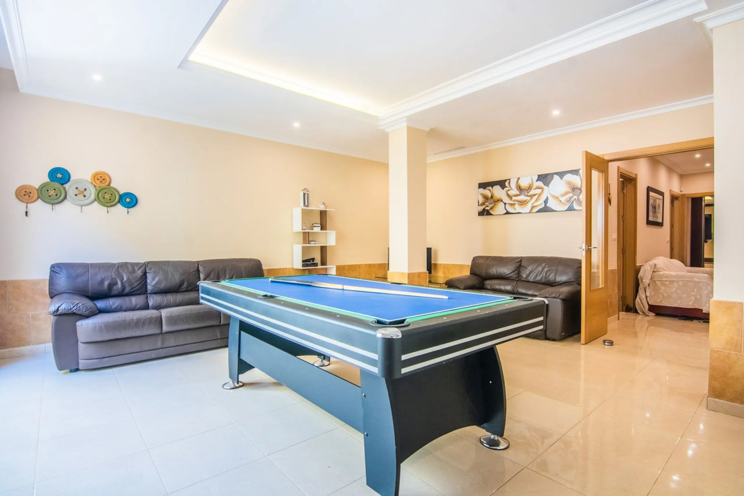 This small complex of only 8 south facing villas offers truly fantastic views to the Mediterranean and the mountains.