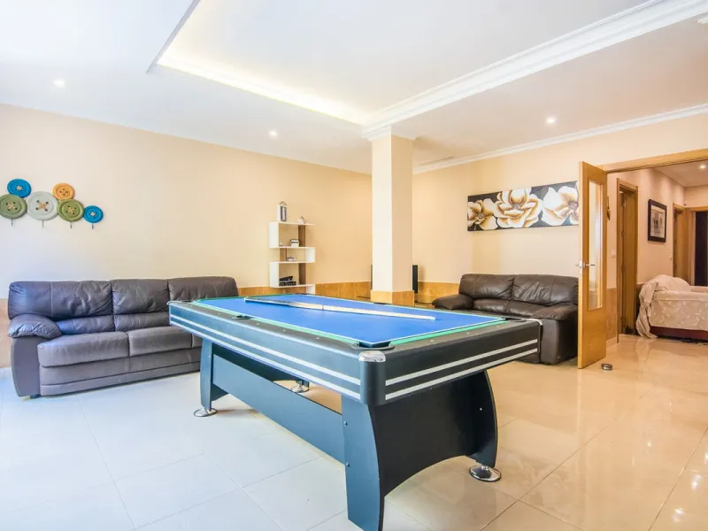 This small complex of only 8 south facing villas offers truly fantastic views to the Mediterranean and the mountains.