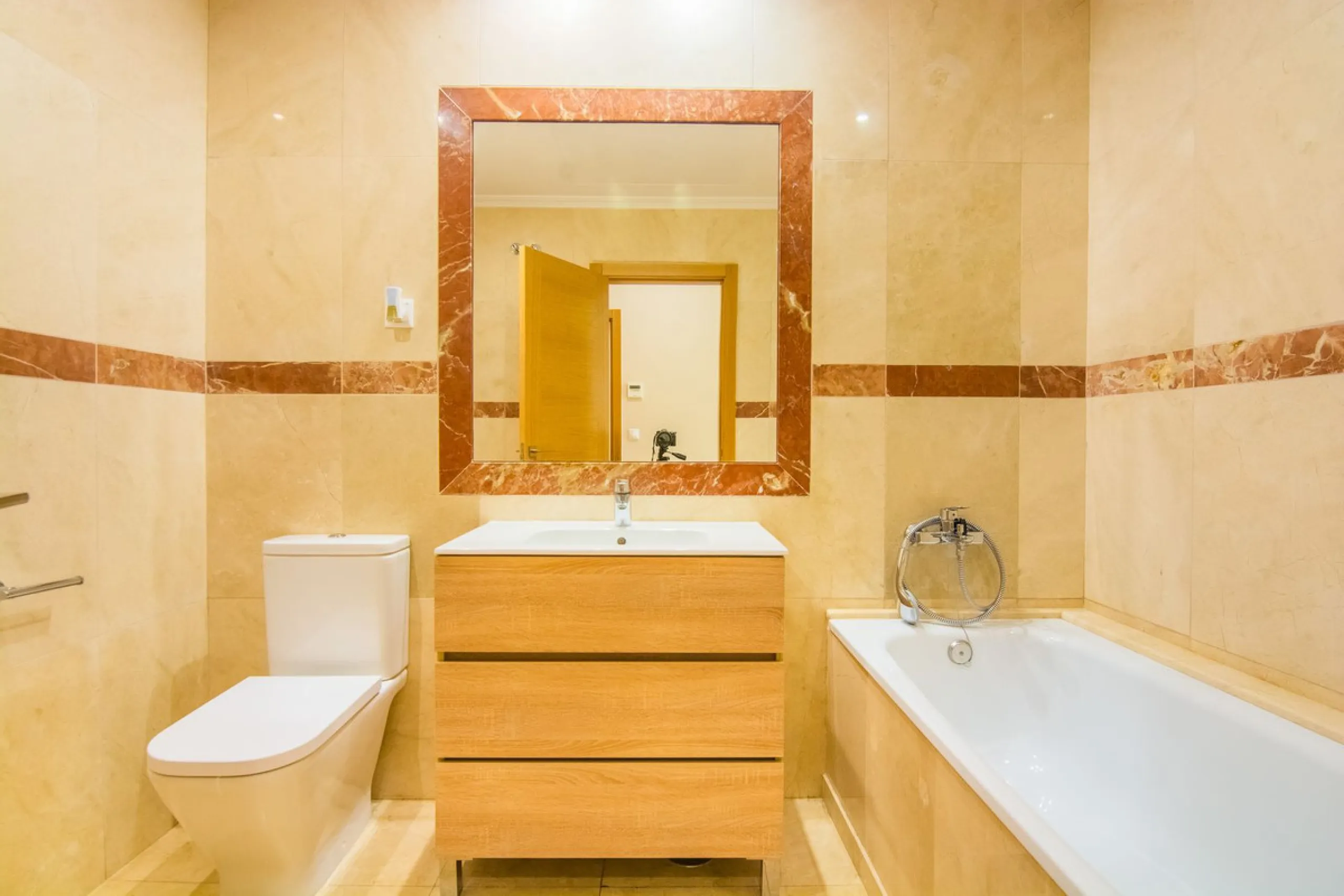 This small complex of only 8 south facing villas offers truly fantastic views to the Mediterranean and the mountains.