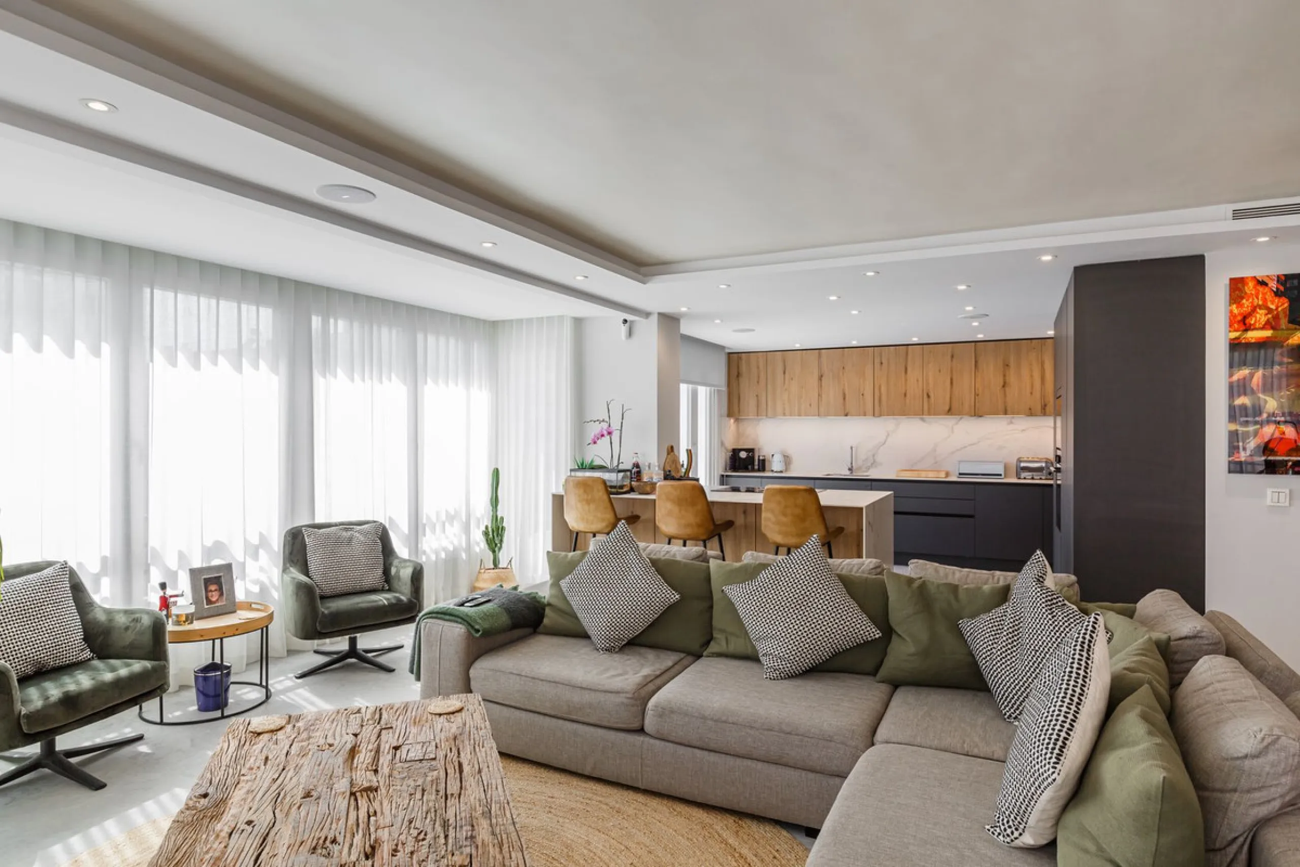 A fantastic centrally located modern 4 bedroom apartment.  When we say centrally located, we really do mean central. Located in the very heart of Marbella with a prestigious Ricardo Soriano address.