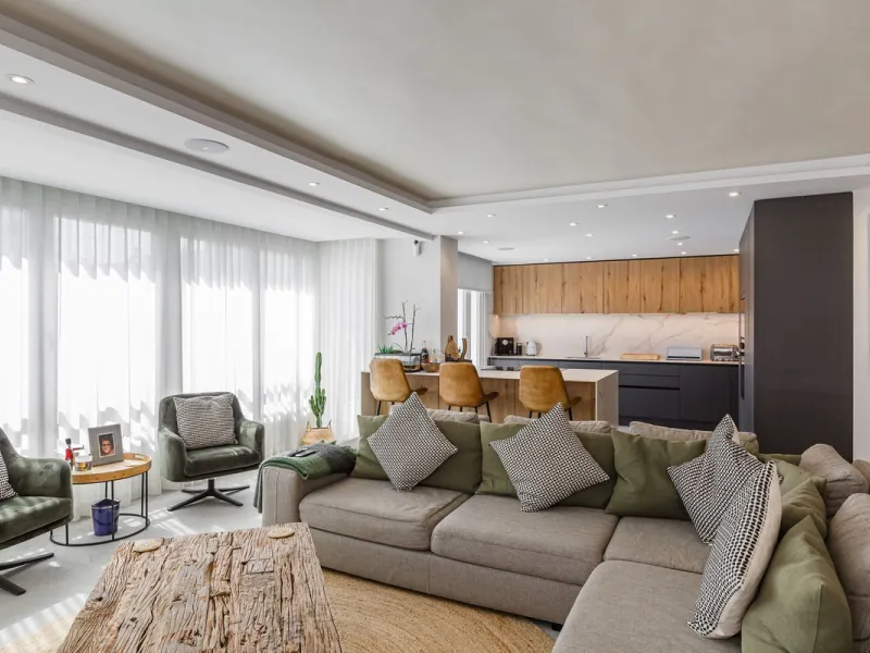 A fantastic centrally located modern 4 bedroom apartment.  When we say centrally located, we really do mean central. Located in the very heart of Marbella with a prestigious Ricardo Soriano address.