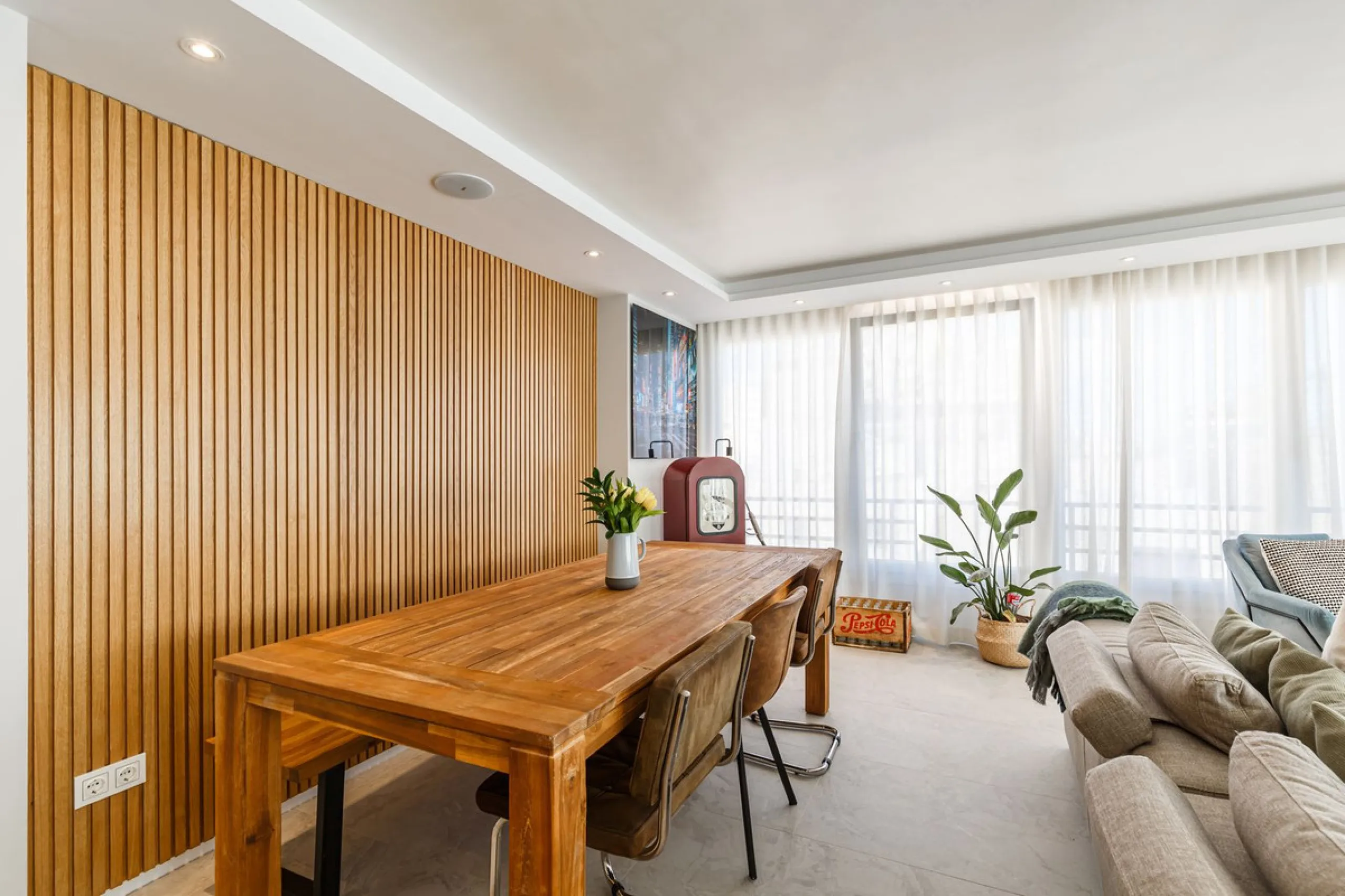 A fantastic centrally located modern 4 bedroom apartment.  When we say centrally located, we really do mean central. Located in the very heart of Marbella with a prestigious Ricardo Soriano address.