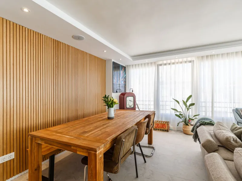 A fantastic centrally located modern 4 bedroom apartment.  When we say centrally located, we really do mean central. Located in the very heart of Marbella with a prestigious Ricardo Soriano address.