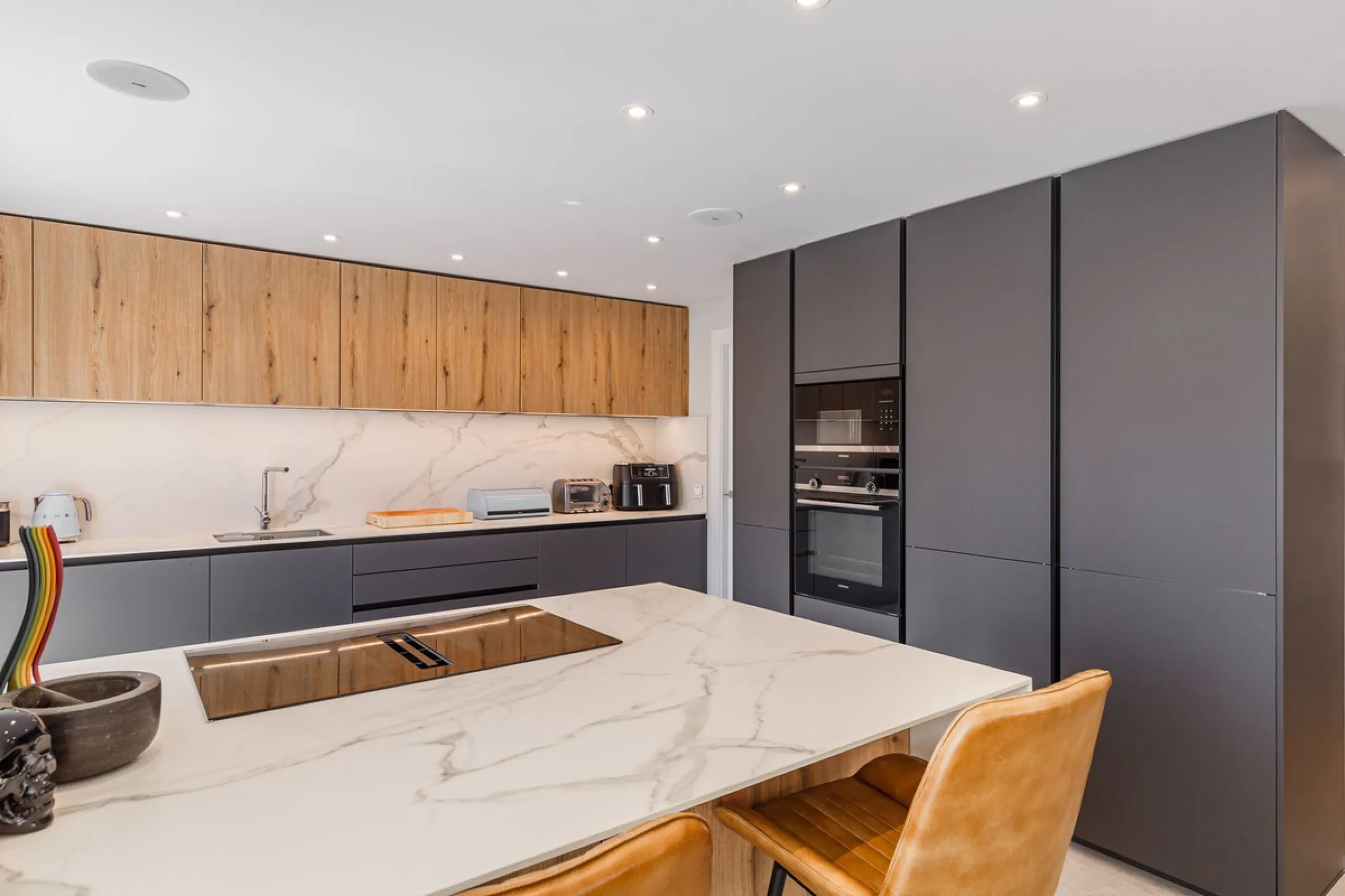 A fantastic centrally located modern 4 bedroom apartment.  When we say centrally located, we really do mean central. Located in the very heart of Marbella with a prestigious Ricardo Soriano address.