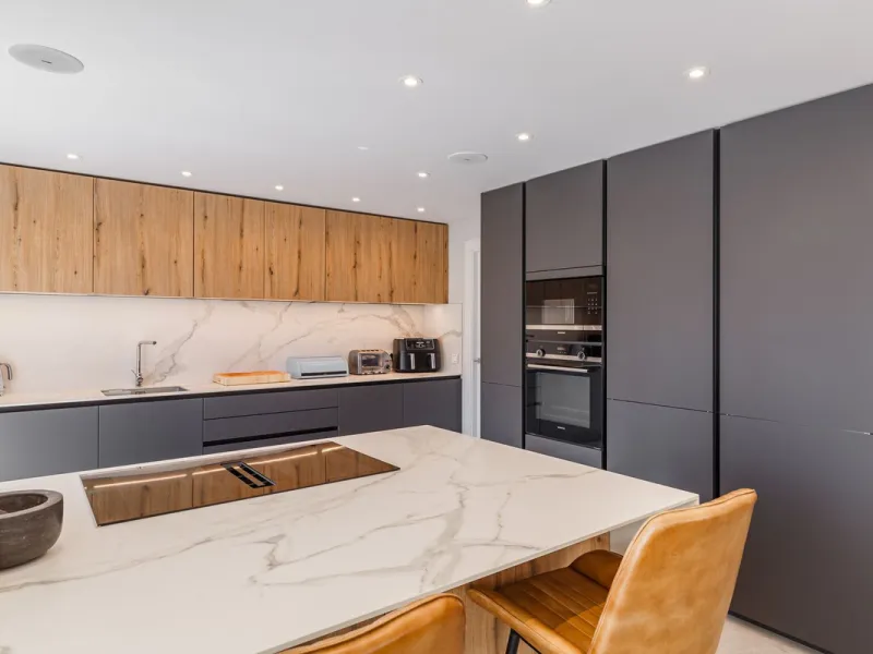 A fantastic centrally located modern 4 bedroom apartment.  When we say centrally located, we really do mean central. Located in the very heart of Marbella with a prestigious Ricardo Soriano address.