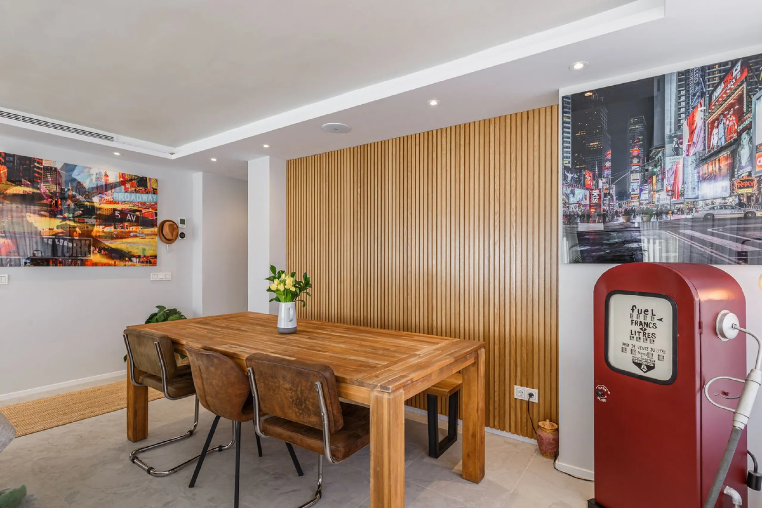 A fantastic centrally located modern 4 bedroom apartment.  When we say centrally located, we really do mean central. Located in the very heart of Marbella with a prestigious Ricardo Soriano address.