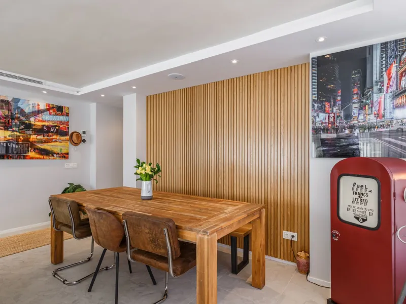 A fantastic centrally located modern 4 bedroom apartment.  When we say centrally located, we really do mean central. Located in the very heart of Marbella with a prestigious Ricardo Soriano address.