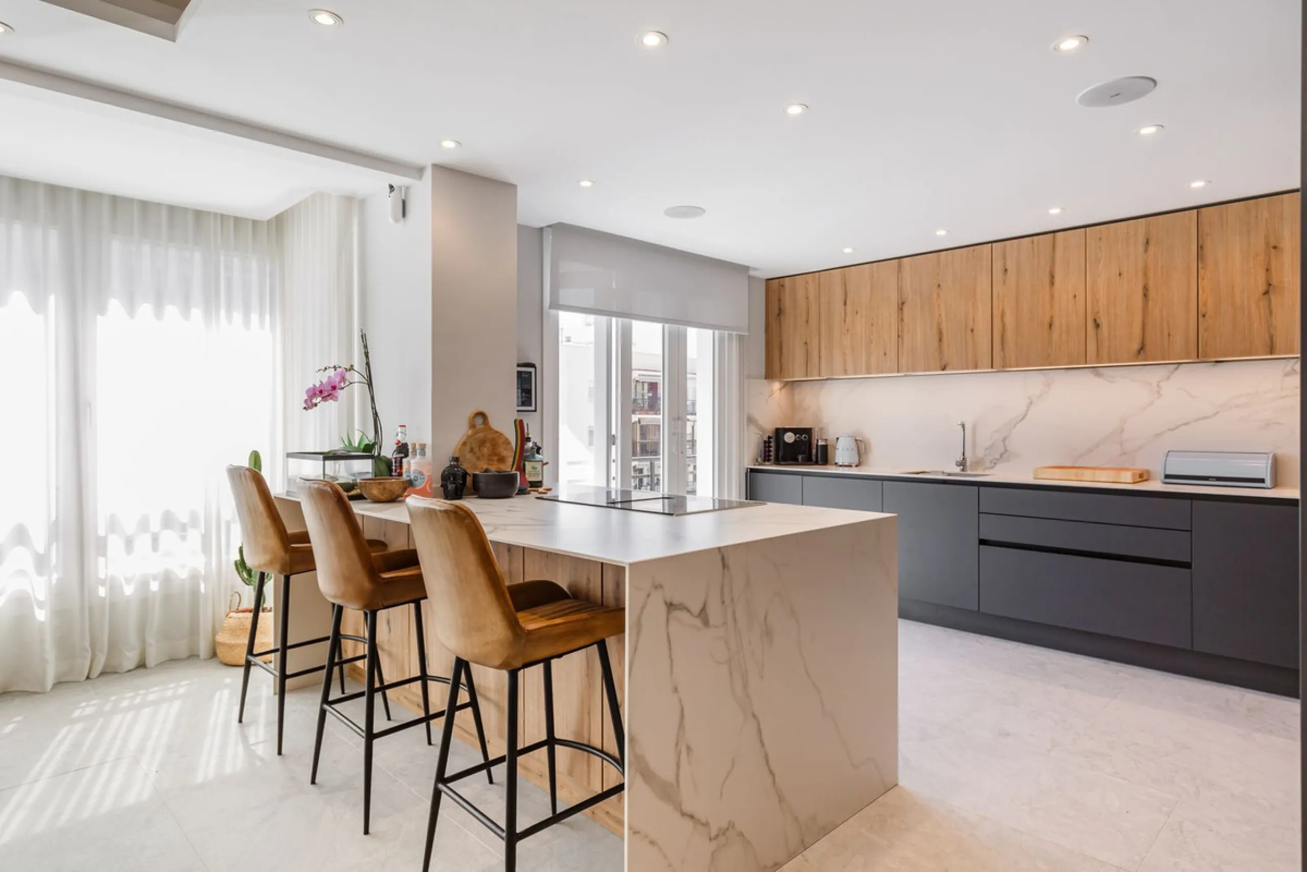 A fantastic centrally located modern 4 bedroom apartment.  When we say centrally located, we really do mean central. Located in the very heart of Marbella with a prestigious Ricardo Soriano address.