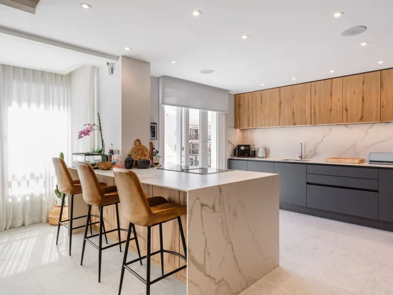 A fantastic centrally located modern 4 bedroom apartment.  When we say centrally located, we really do mean central. Located in the very heart of Marbella with a prestigious Ricardo Soriano address.