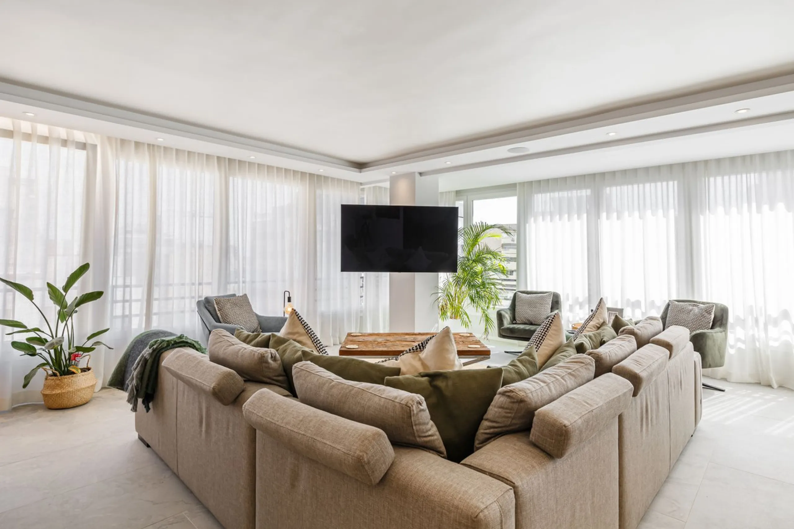 A fantastic centrally located modern 4 bedroom apartment.  When we say centrally located, we really do mean central. Located in the very heart of Marbella with a prestigious Ricardo Soriano address.