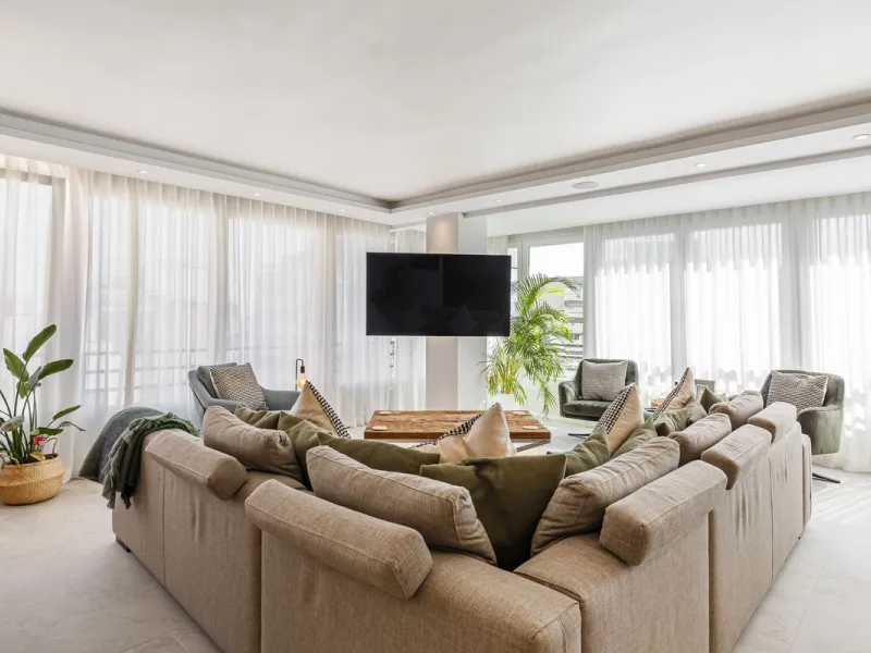 A fantastic centrally located modern 4 bedroom apartment.  When we say centrally located, we really do mean central. Located in the very heart of Marbella with a prestigious Ricardo Soriano address.