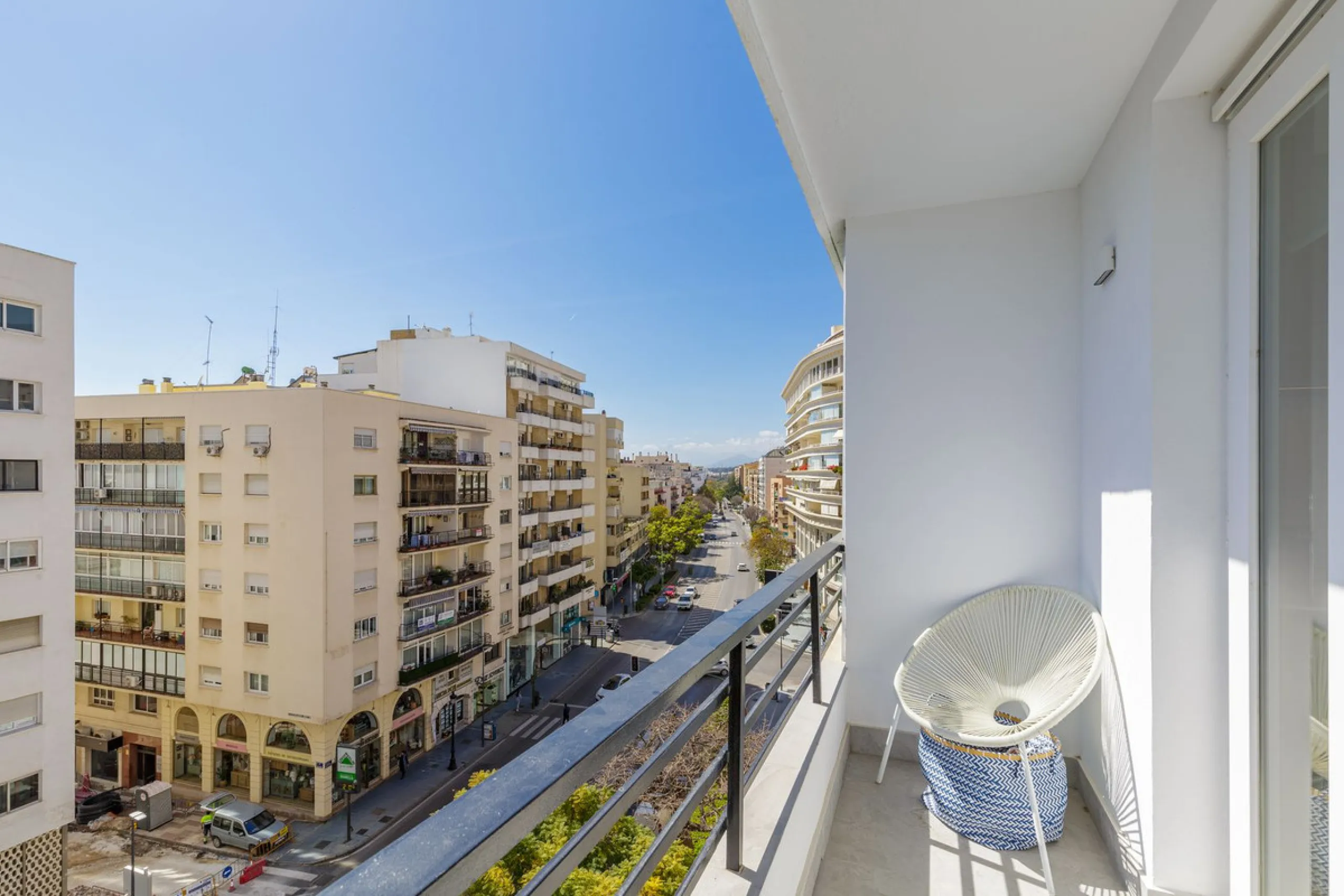 A fantastic centrally located modern 4 bedroom apartment.  When we say centrally located, we really do mean central. Located in the very heart of Marbella with a prestigious Ricardo Soriano address.
