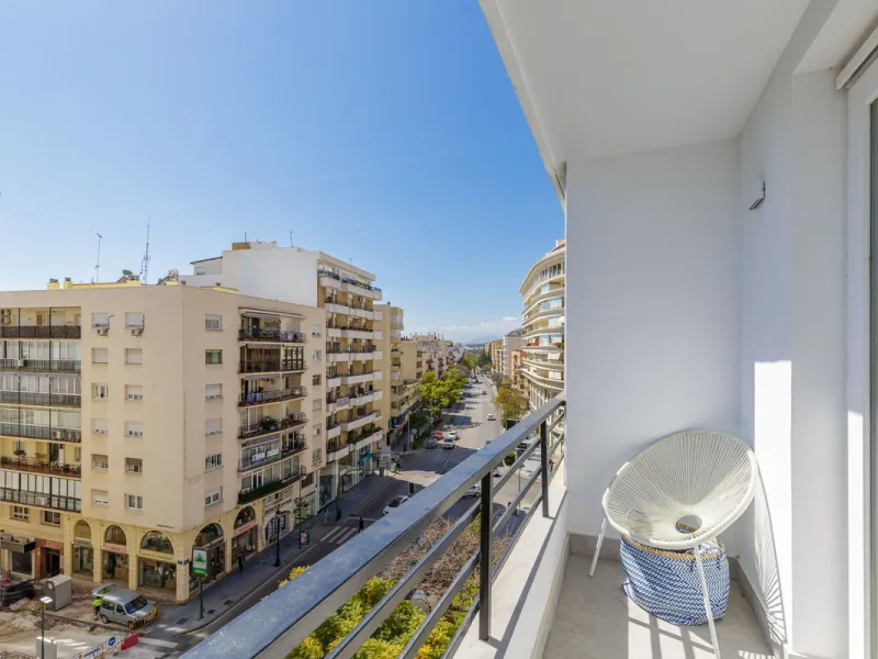 A fantastic centrally located modern 4 bedroom apartment.  When we say centrally located, we really do mean central. Located in the very heart of Marbella with a prestigious Ricardo Soriano address.