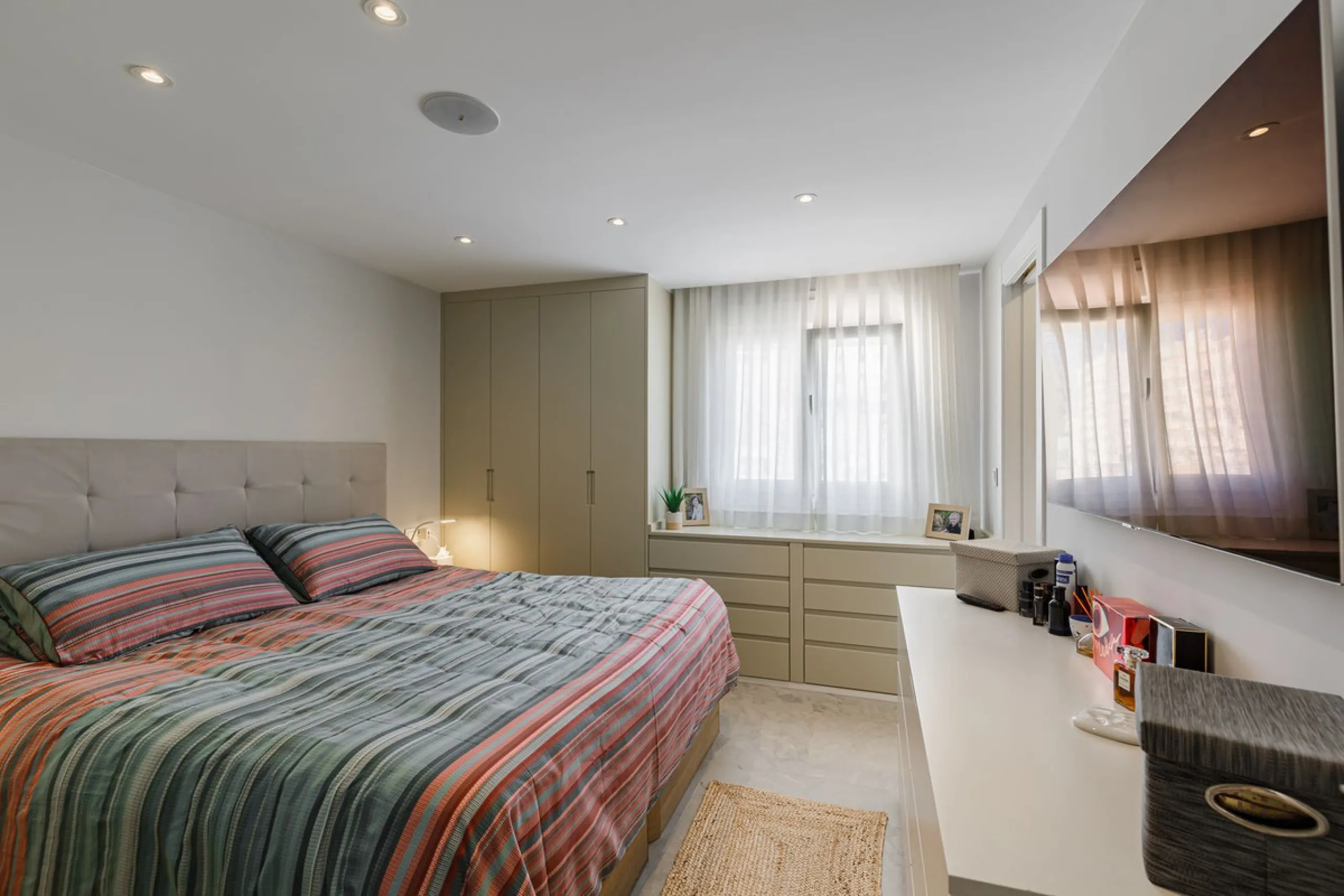 A fantastic centrally located modern 4 bedroom apartment.  When we say centrally located, we really do mean central. Located in the very heart of Marbella with a prestigious Ricardo Soriano address.