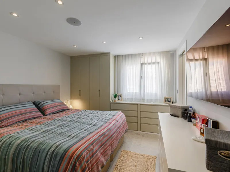 A fantastic centrally located modern 4 bedroom apartment.  When we say centrally located, we really do mean central. Located in the very heart of Marbella with a prestigious Ricardo Soriano address.