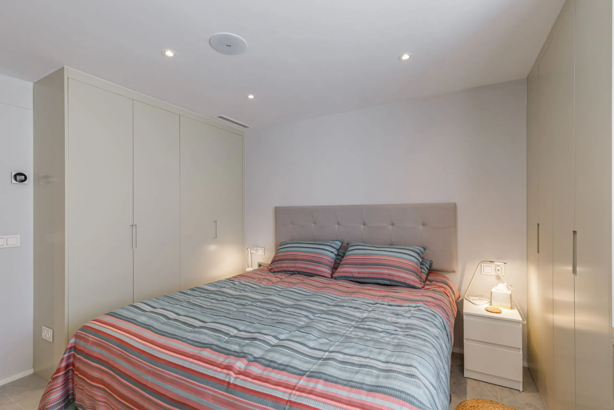 A fantastic centrally located modern 4 bedroom apartment.  When we say centrally located, we really do mean central. Located in the very heart of Marbella with a prestigious Ricardo Soriano address.