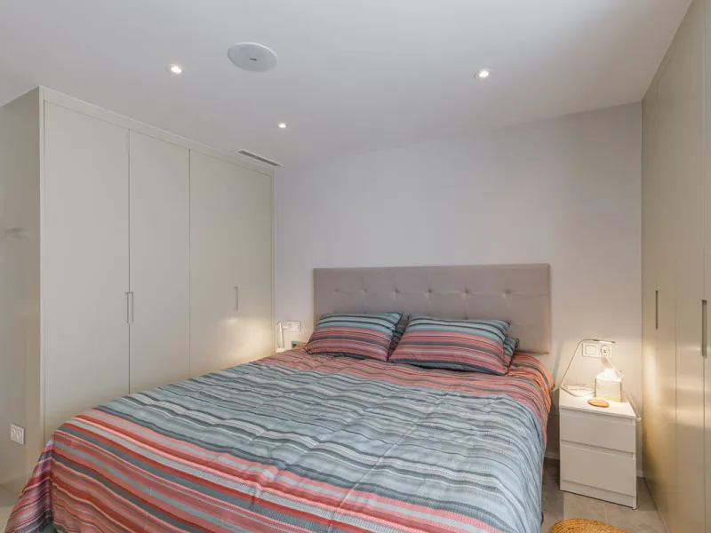 A fantastic centrally located modern 4 bedroom apartment.  When we say centrally located, we really do mean central. Located in the very heart of Marbella with a prestigious Ricardo Soriano address.