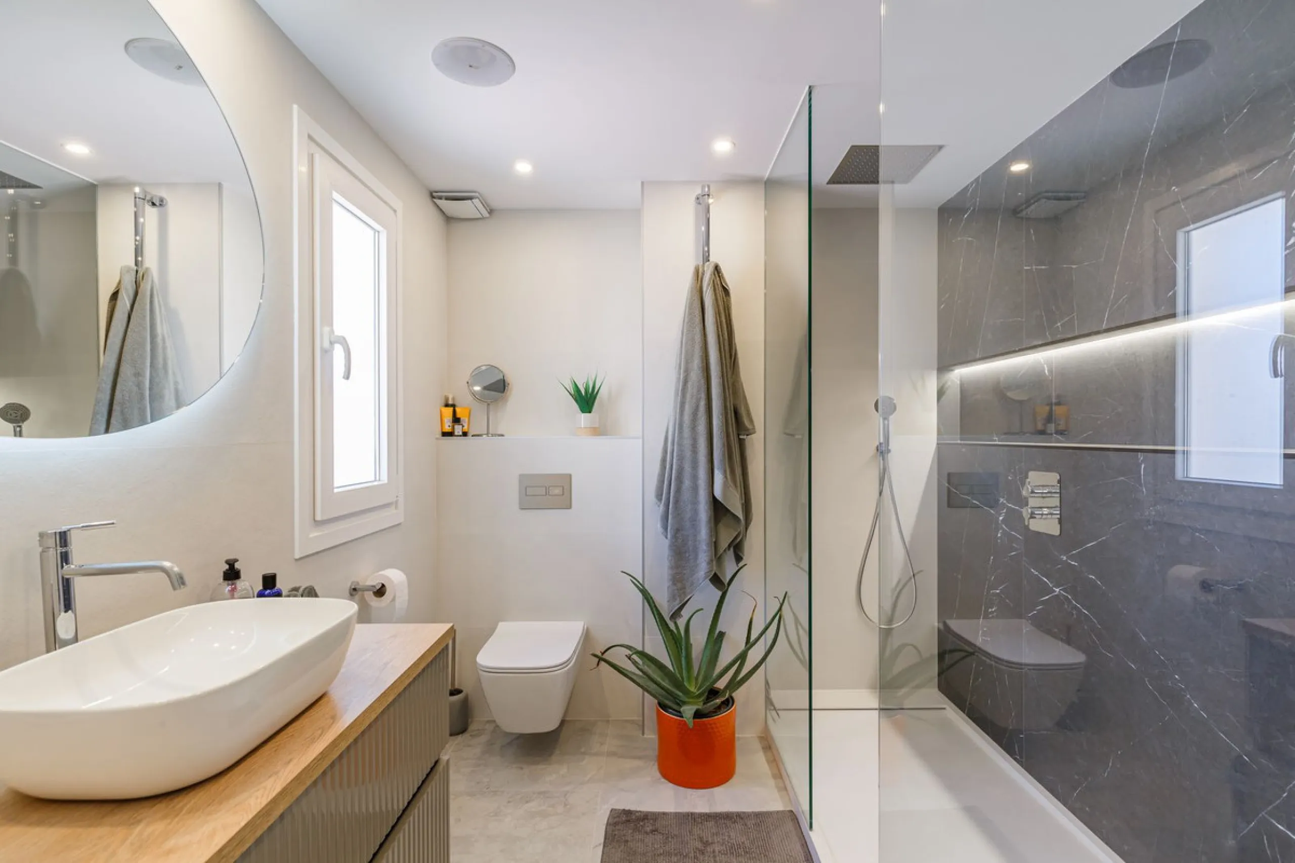 A fantastic centrally located modern 4 bedroom apartment.  When we say centrally located, we really do mean central. Located in the very heart of Marbella with a prestigious Ricardo Soriano address.