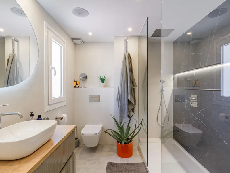 A fantastic centrally located modern 4 bedroom apartment.  When we say centrally located, we really do mean central. Located in the very heart of Marbella with a prestigious Ricardo Soriano address.