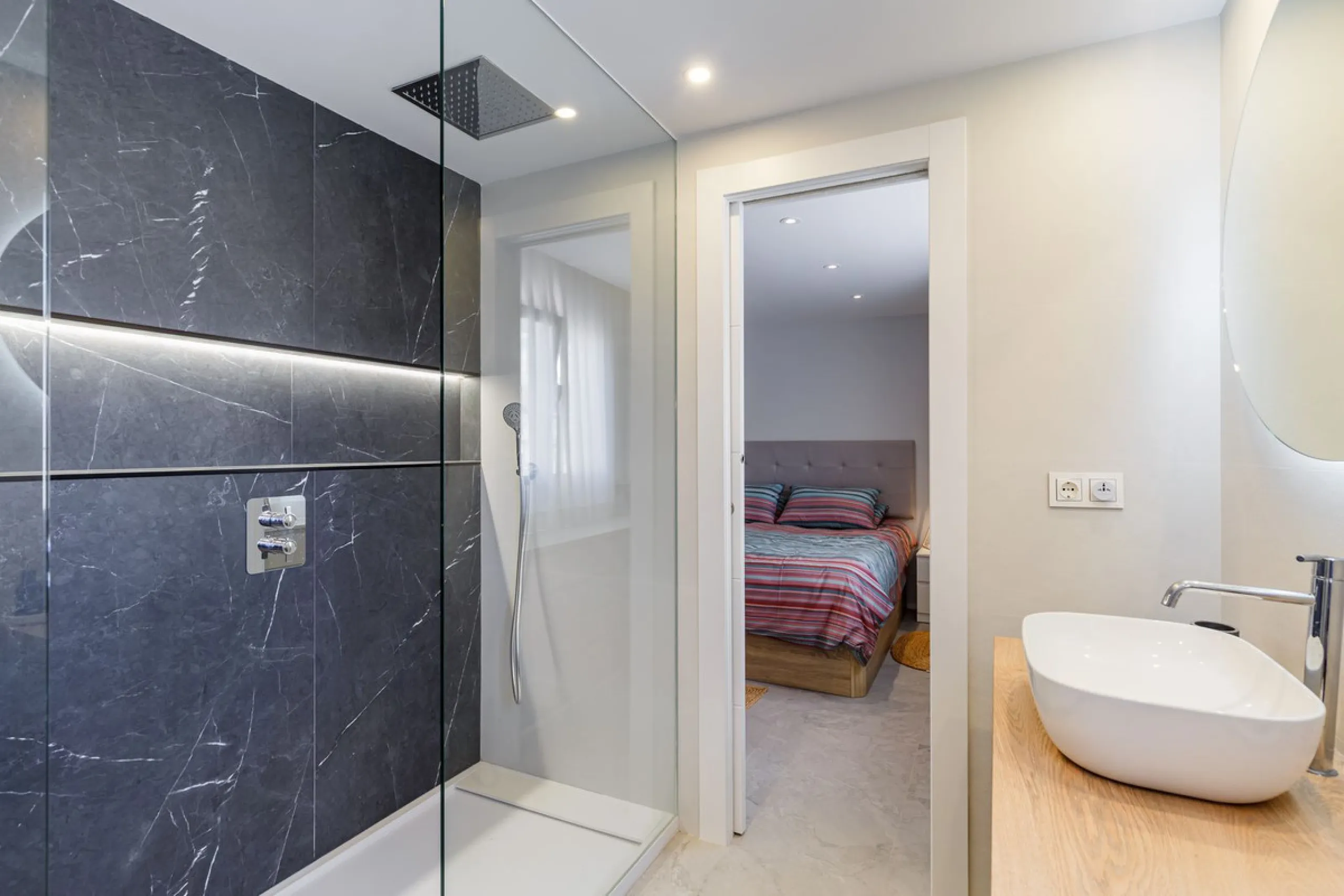 A fantastic centrally located modern 4 bedroom apartment.  When we say centrally located, we really do mean central. Located in the very heart of Marbella with a prestigious Ricardo Soriano address.