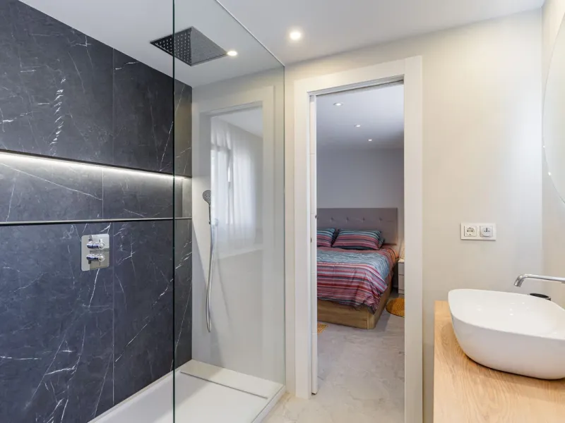 A fantastic centrally located modern 4 bedroom apartment.  When we say centrally located, we really do mean central. Located in the very heart of Marbella with a prestigious Ricardo Soriano address.