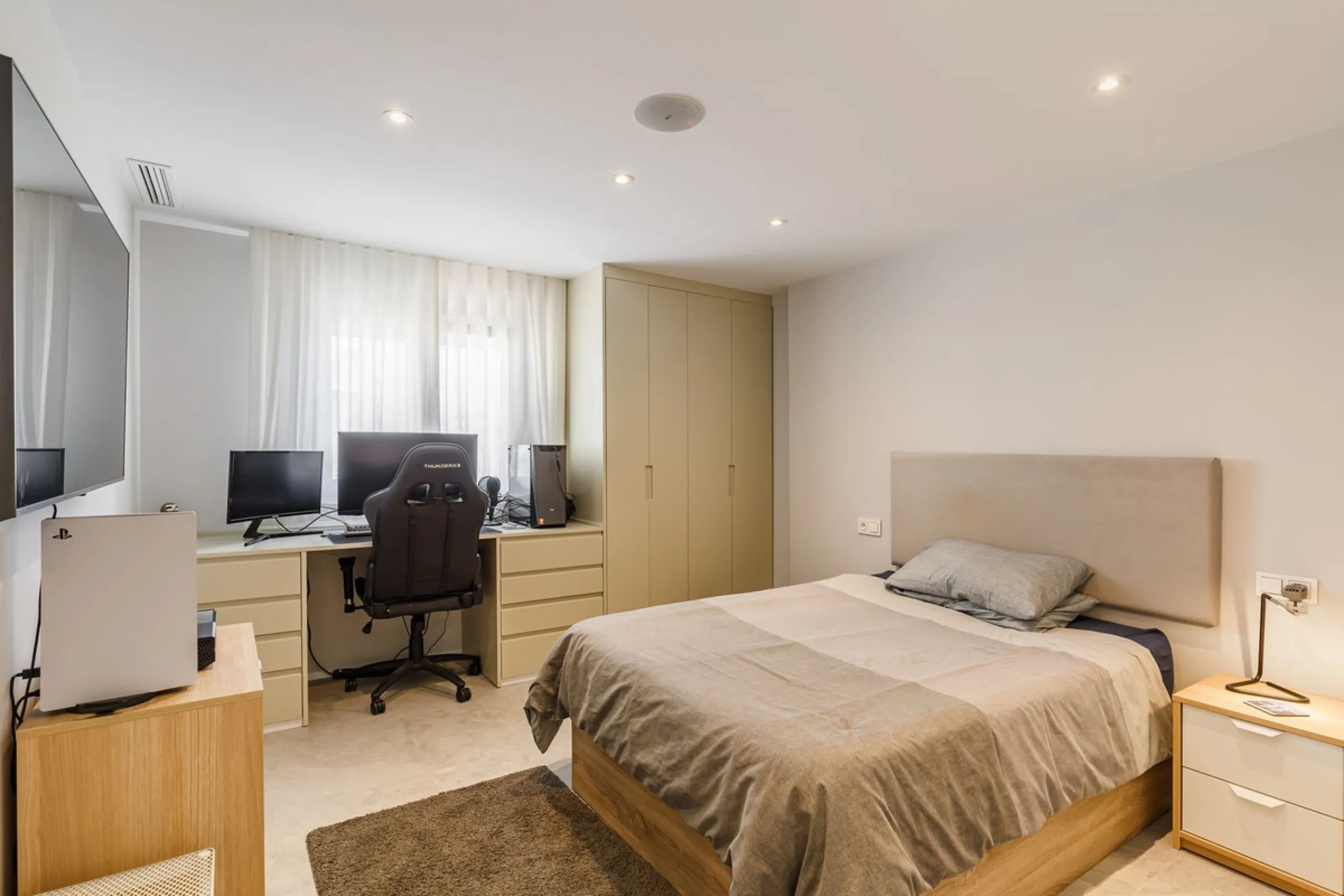 A fantastic centrally located modern 4 bedroom apartment.  When we say centrally located, we really do mean central. Located in the very heart of Marbella with a prestigious Ricardo Soriano address.