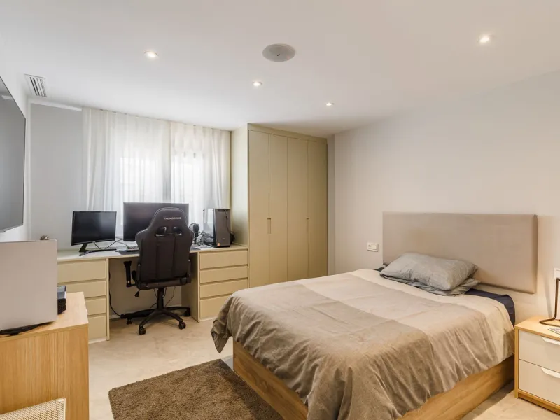 A fantastic centrally located modern 4 bedroom apartment.  When we say centrally located, we really do mean central. Located in the very heart of Marbella with a prestigious Ricardo Soriano address.