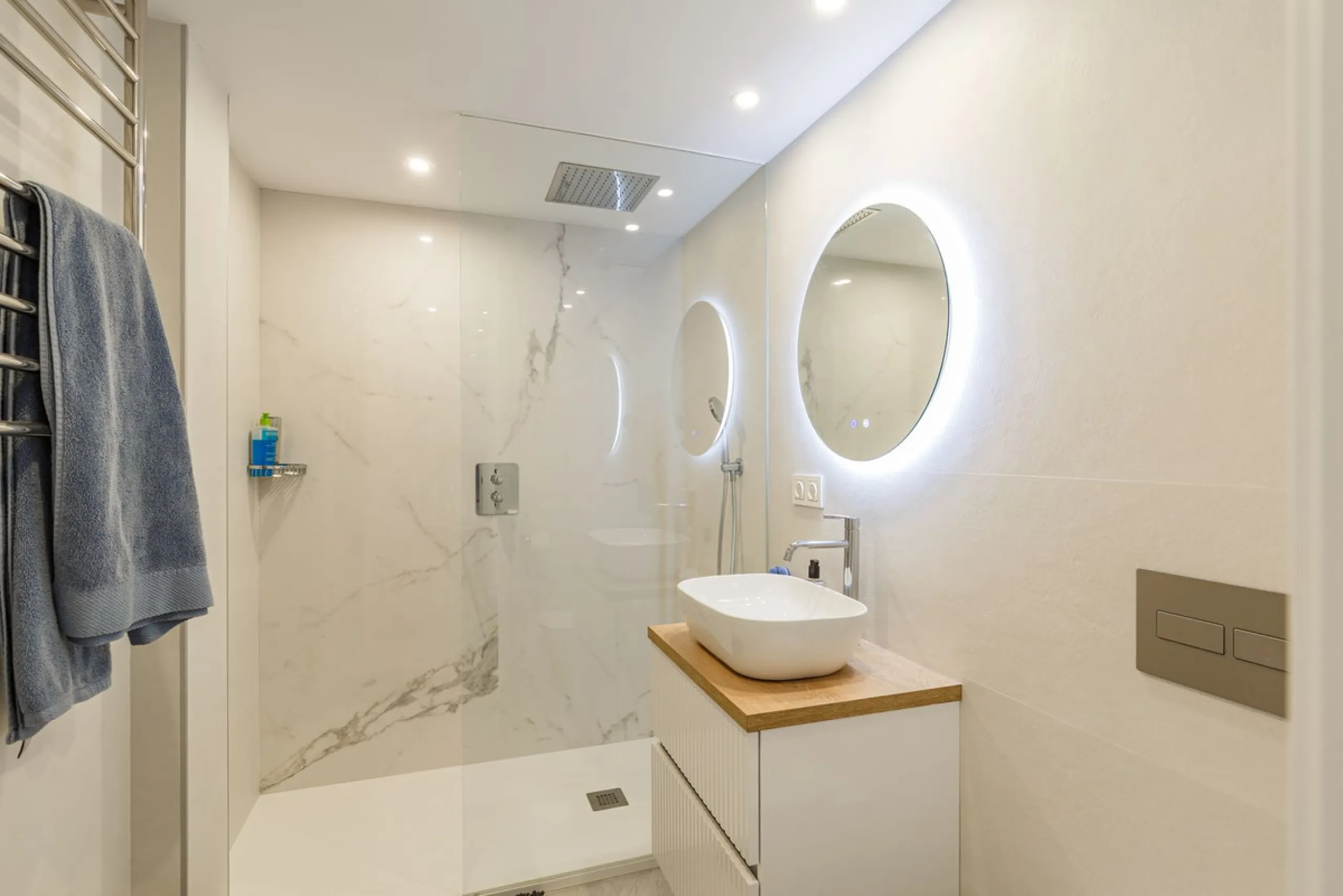 A fantastic centrally located modern 4 bedroom apartment.  When we say centrally located, we really do mean central. Located in the very heart of Marbella with a prestigious Ricardo Soriano address.
