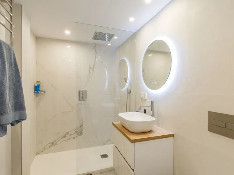 A fantastic centrally located modern 4 bedroom apartment.  When we say centrally located, we really do mean central. Located in the very heart of Marbella with a prestigious Ricardo Soriano address.