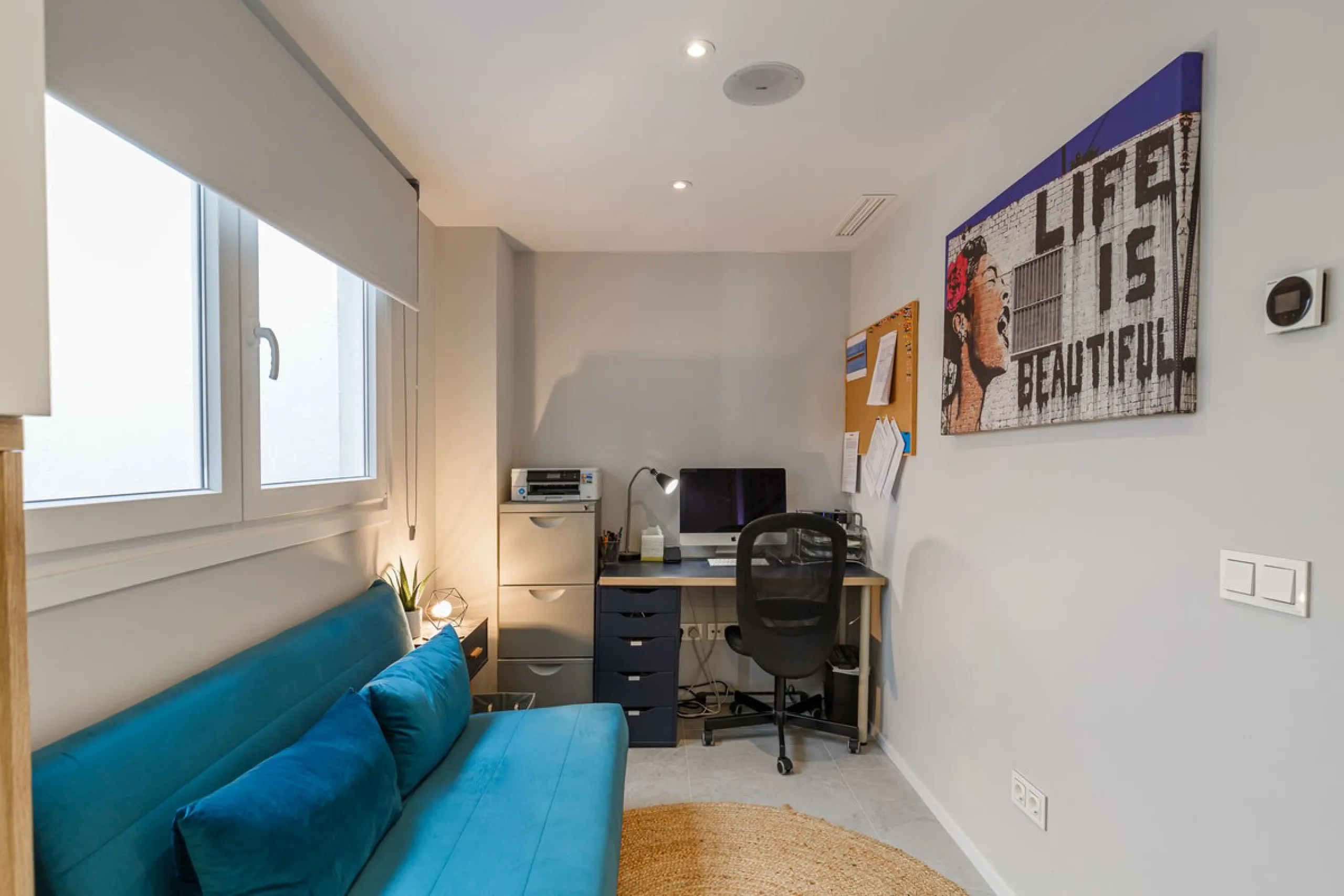 A fantastic centrally located modern 4 bedroom apartment.  When we say centrally located, we really do mean central. Located in the very heart of Marbella with a prestigious Ricardo Soriano address.
