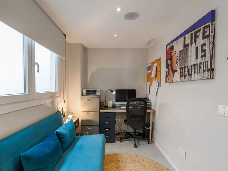 A fantastic centrally located modern 4 bedroom apartment.  When we say centrally located, we really do mean central. Located in the very heart of Marbella with a prestigious Ricardo Soriano address.