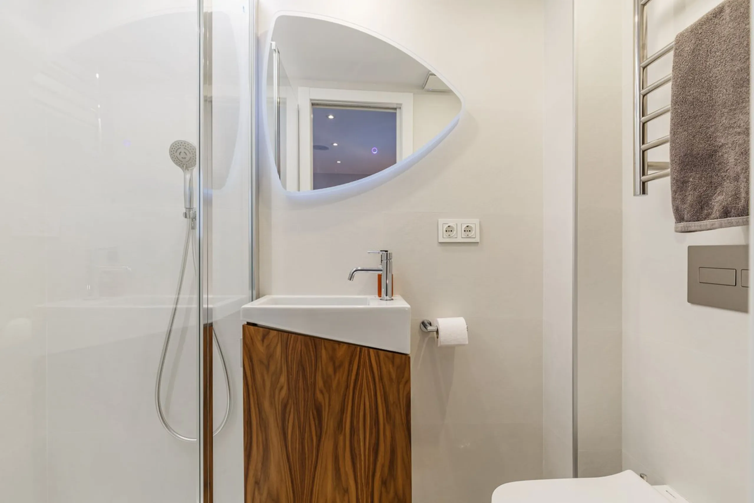 A fantastic centrally located modern 4 bedroom apartment.  When we say centrally located, we really do mean central. Located in the very heart of Marbella with a prestigious Ricardo Soriano address.