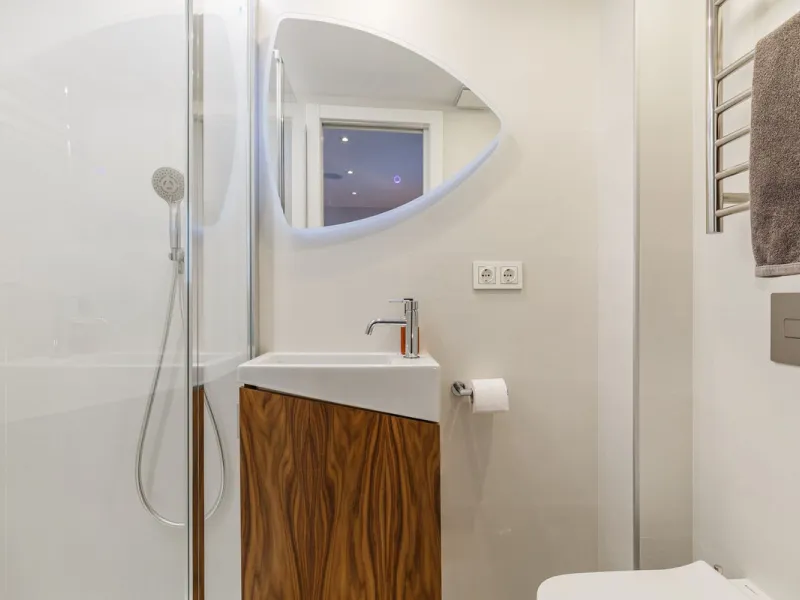 A fantastic centrally located modern 4 bedroom apartment.  When we say centrally located, we really do mean central. Located in the very heart of Marbella with a prestigious Ricardo Soriano address.