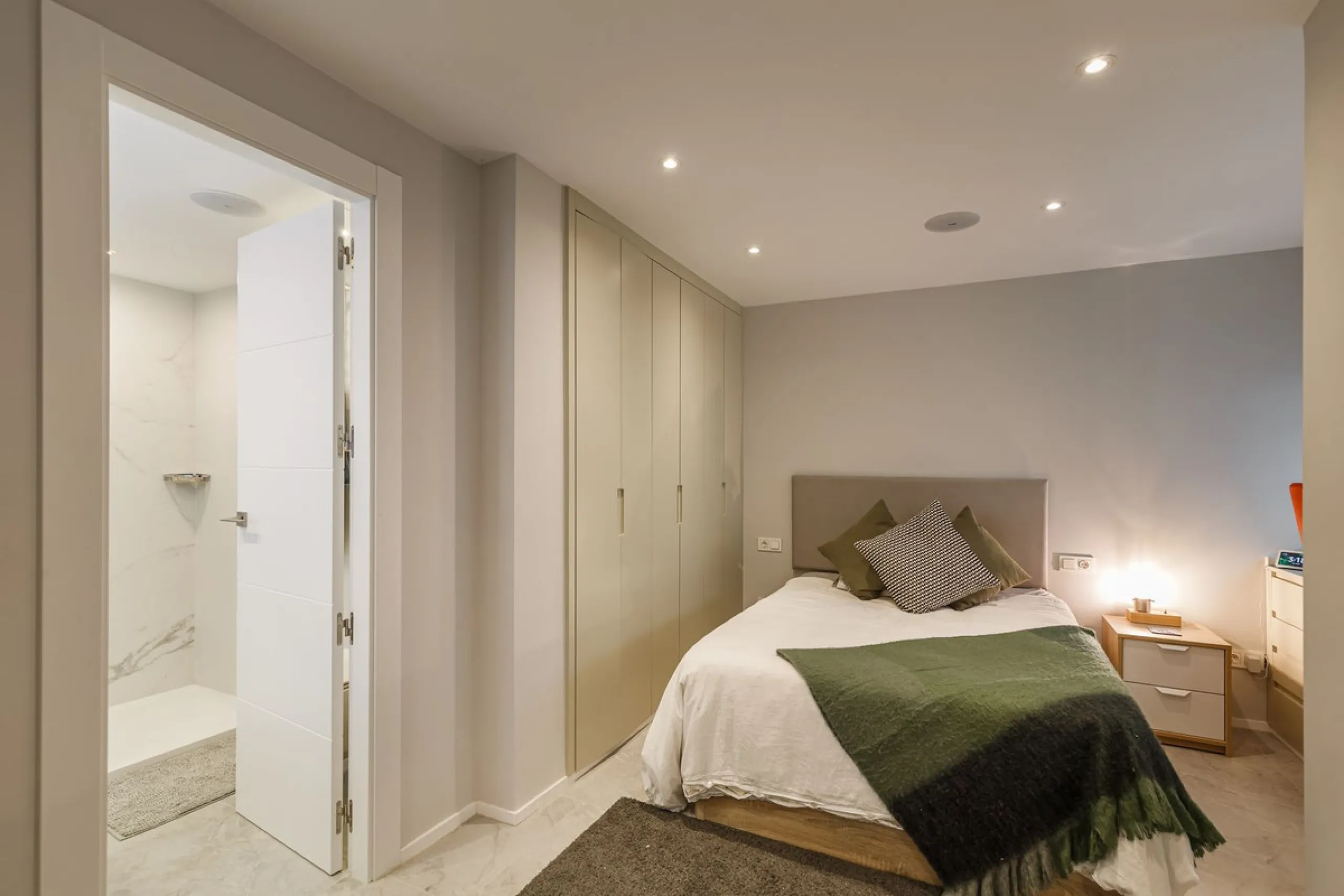 A fantastic centrally located modern 4 bedroom apartment.  When we say centrally located, we really do mean central. Located in the very heart of Marbella with a prestigious Ricardo Soriano address.