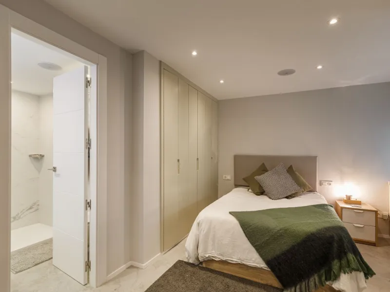 A fantastic centrally located modern 4 bedroom apartment.  When we say centrally located, we really do mean central. Located in the very heart of Marbella with a prestigious Ricardo Soriano address.