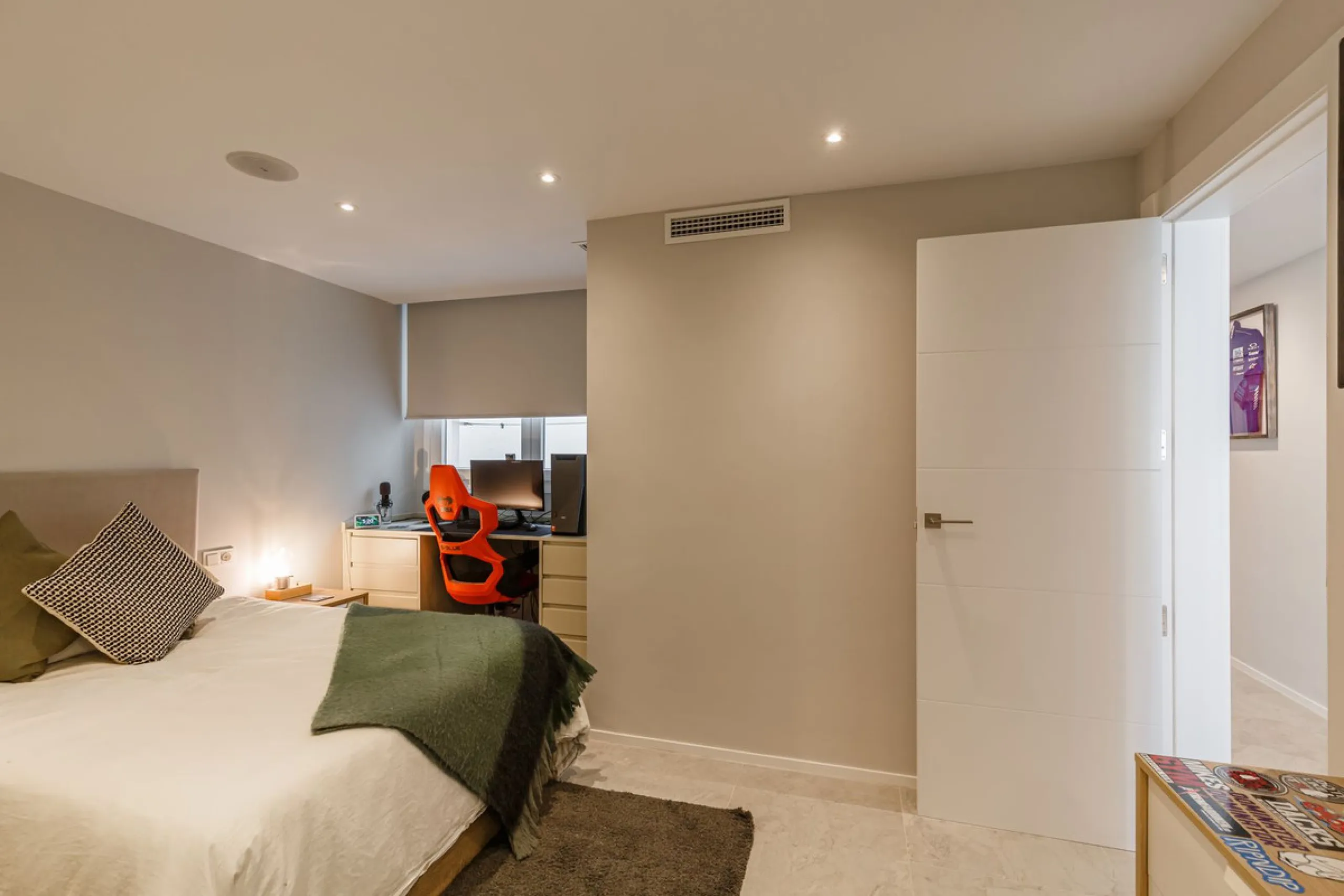 A fantastic centrally located modern 4 bedroom apartment.  When we say centrally located, we really do mean central. Located in the very heart of Marbella with a prestigious Ricardo Soriano address.