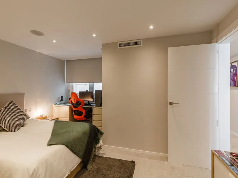 A fantastic centrally located modern 4 bedroom apartment.  When we say centrally located, we really do mean central. Located in the very heart of Marbella with a prestigious Ricardo Soriano address.