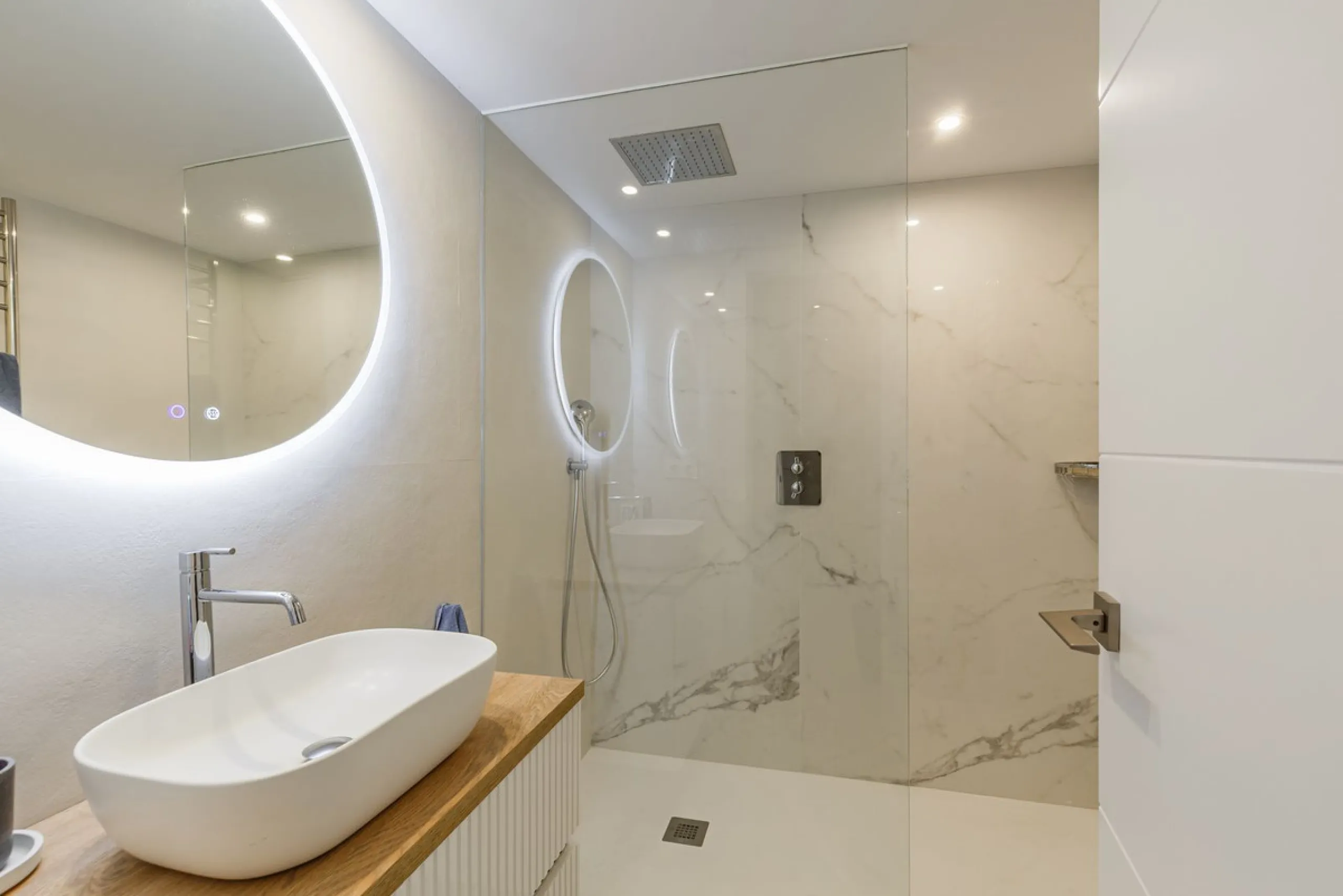 A fantastic centrally located modern 4 bedroom apartment.  When we say centrally located, we really do mean central. Located in the very heart of Marbella with a prestigious Ricardo Soriano address.