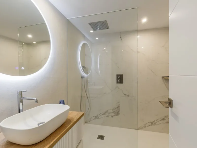 A fantastic centrally located modern 4 bedroom apartment.  When we say centrally located, we really do mean central. Located in the very heart of Marbella with a prestigious Ricardo Soriano address.