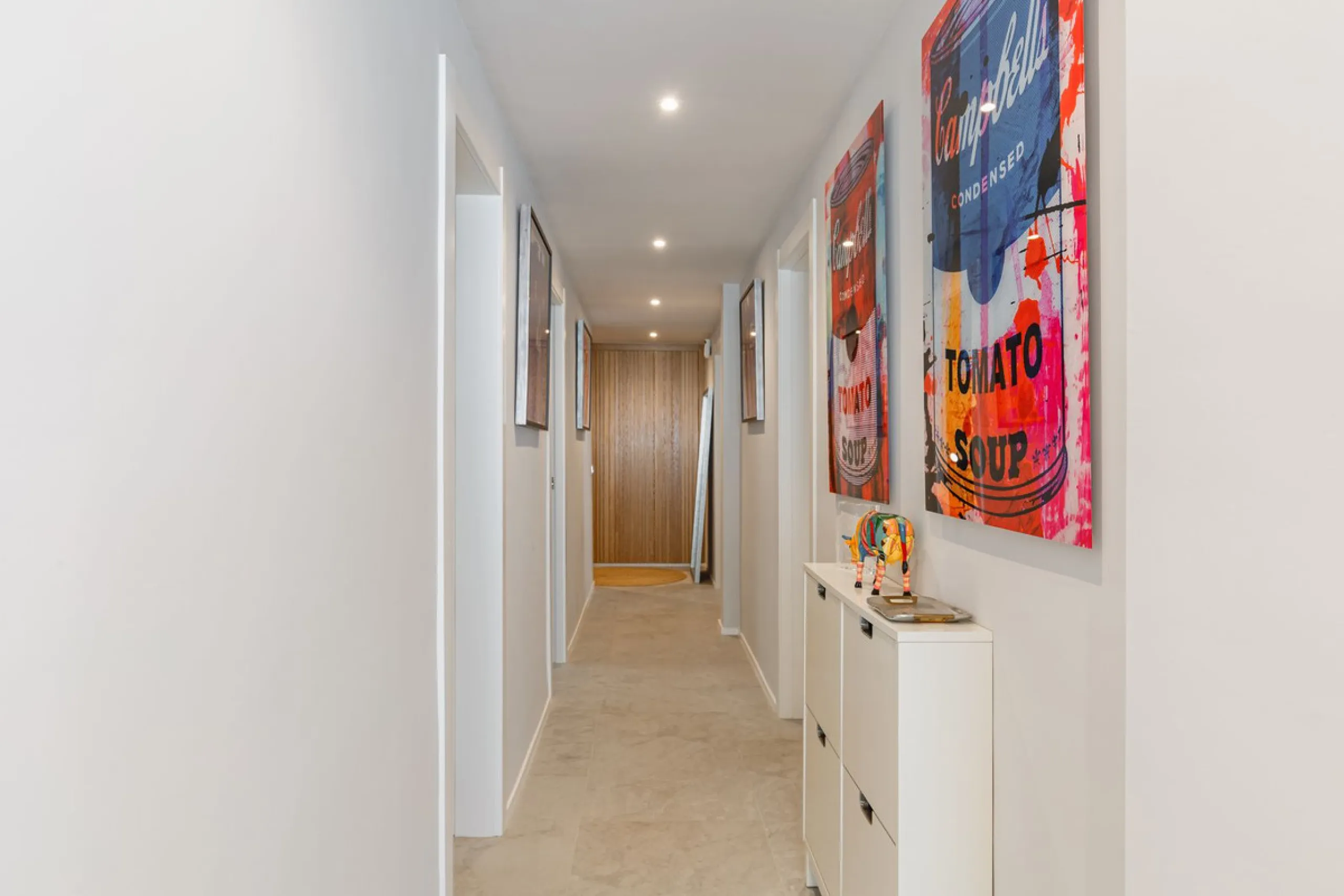 A fantastic centrally located modern 4 bedroom apartment.  When we say centrally located, we really do mean central. Located in the very heart of Marbella with a prestigious Ricardo Soriano address.