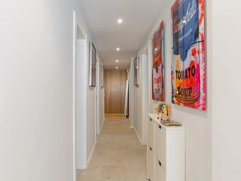 A fantastic centrally located modern 4 bedroom apartment.  When we say centrally located, we really do mean central. Located in the very heart of Marbella with a prestigious Ricardo Soriano address.