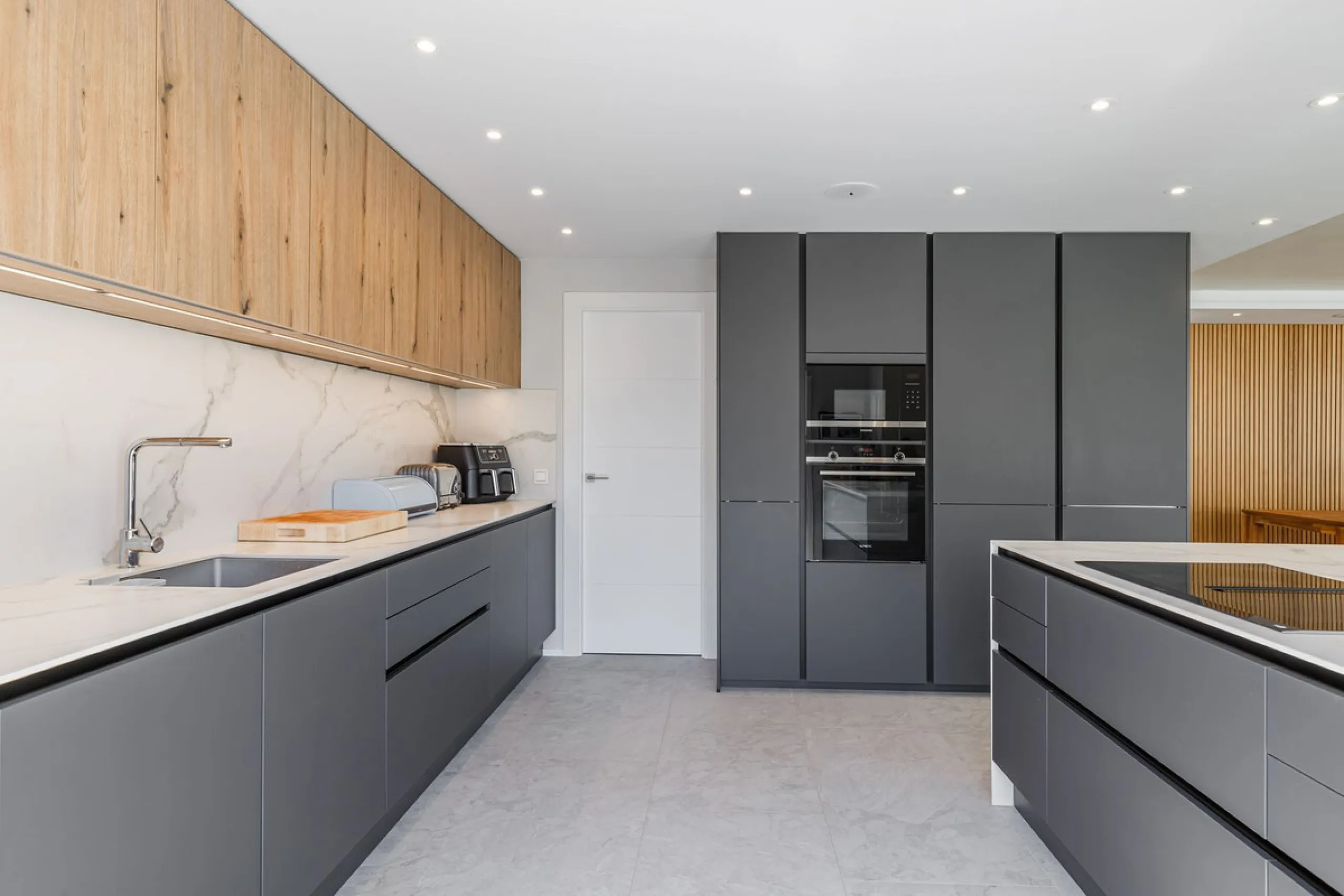A fantastic centrally located modern 4 bedroom apartment.  When we say centrally located, we really do mean central. Located in the very heart of Marbella with a prestigious Ricardo Soriano address.