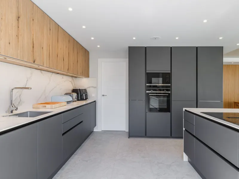 A fantastic centrally located modern 4 bedroom apartment.  When we say centrally located, we really do mean central. Located in the very heart of Marbella with a prestigious Ricardo Soriano address.